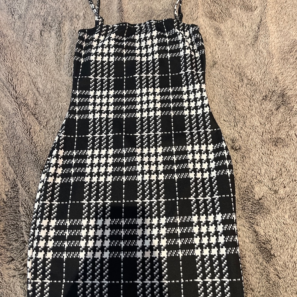 Black and white body-con dress